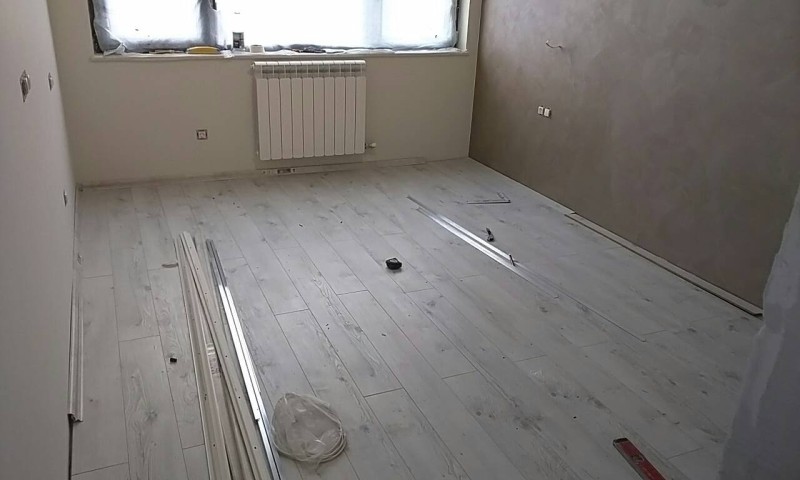 Монтаж на ламинат и завършване на интериорни пространства